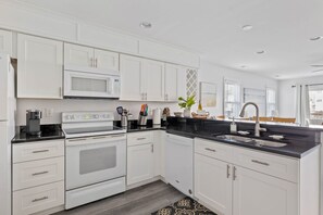 ثلاجة، ميكروويف، فرن، موقد طهي مس�طح