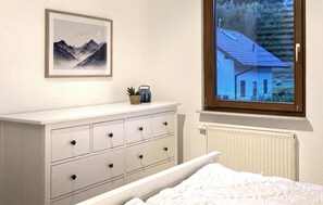 4 bedrooms, free WiFi, bed sheets