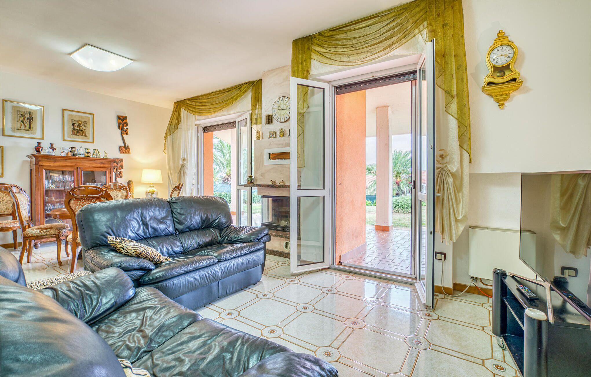 Smart TV, fireplace, ping pong