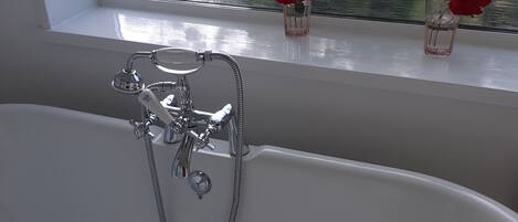 Combined shower/bathtub, hair dryer, towels, soap