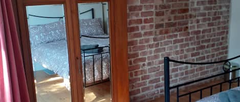 3 habitaciones, tabla de planchar con plancha y cuna de viaje