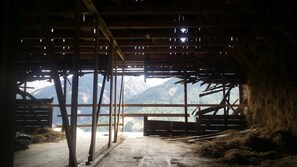 Una construcción rústica de madera con vistas a montañas.