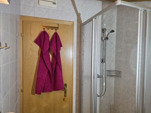 Shower, hair dryer, towels, toilet paper - Cozy Angererhof: Near Drei Zinnen - Pisciadu Apartment (2P) - COMFORTABLE (Kartitsch)