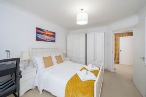 2 Schlafzimmer, Schreibtisch, Bügeleisen/Bügelbrett, Reisekinderbett