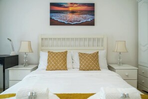 2 makuuhuonetta, työpöytä, silitysrauta/-lauta, vauvan matkasänky