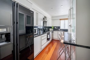 Jääkaappi, mikroaaltouuni, uuni, liesi