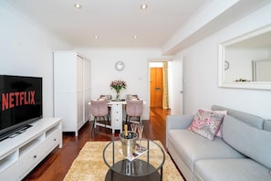 TV - Deluxe 2Bed Duplex w/parking (Greater London)