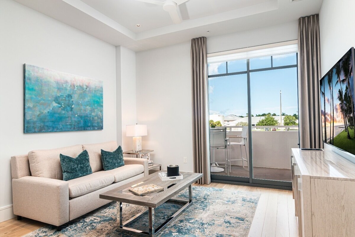 SOCE FLATS 206 - Brand New Olde Naples Condo Steps to 5th Ave S!