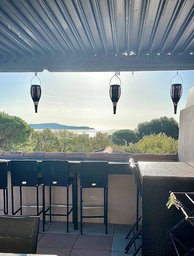 ROOFTOP TERRACE BY THE SEA: 50m from the beaches, city center, quiet comfortable