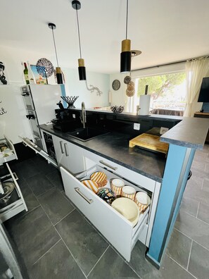 Een koelkast, een magnetron, een oven, een kookplaat