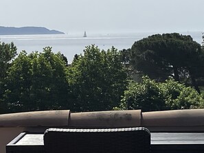 Property grounds - ROOFTOP TERRACE BY THE SEA: 50m from the beaches, city center, quiet comfortable (Cavalaire-sur-Mer)