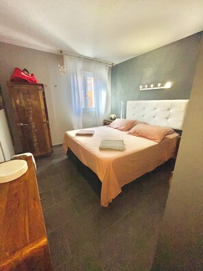 3 slaapkamers, een strijkplank/strijkijzer, gratis wifi, beddengoed