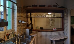 Fridge, microwave, oven, stovetop - Old house, simple, spacious and bright (Vichy)