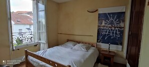 9 bedrooms, free WiFi - Old house, simple, spacious and bright (Vichy)