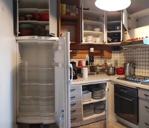 Een koelkast, een magnetron, een oven, een kookplaat