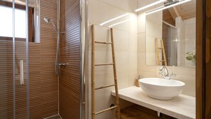 Dusche, kostenlose Toilettenartikel, Haartrockner, Handtücher