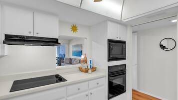 Leilighet, 1 soverom | Eget kjøkken | Kjøleskap, kaffetrakter/tekoker og brødrister