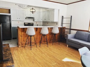 TV connectée, cheminée, chaîne hi-fi