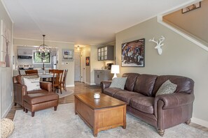 Smart TV, fireplace - Newly remodeled condo in great location with fabulous views!! (Vail)