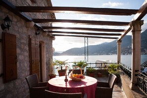 Outdoor dining - Villa Serventi, Apartment with Sea View Balcony (Tivat)