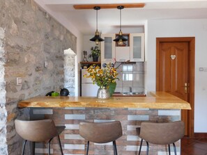 Kühlschrank, Ofen, Herdplatte, Wasserkocher mit Kaffee-/Teezubehör