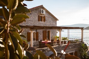 Outdoor dining - Villa Serventi, Apartment with Sea View Balcony (Tivat)