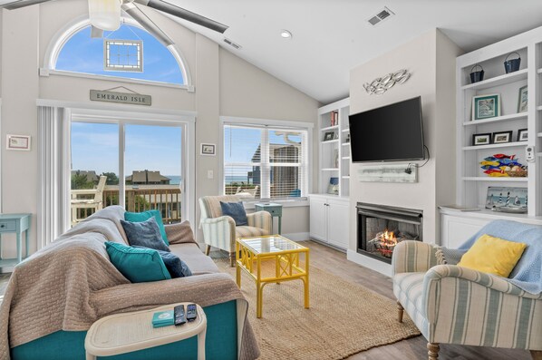 Téléviseur connecté, lecteur de DVD, livres