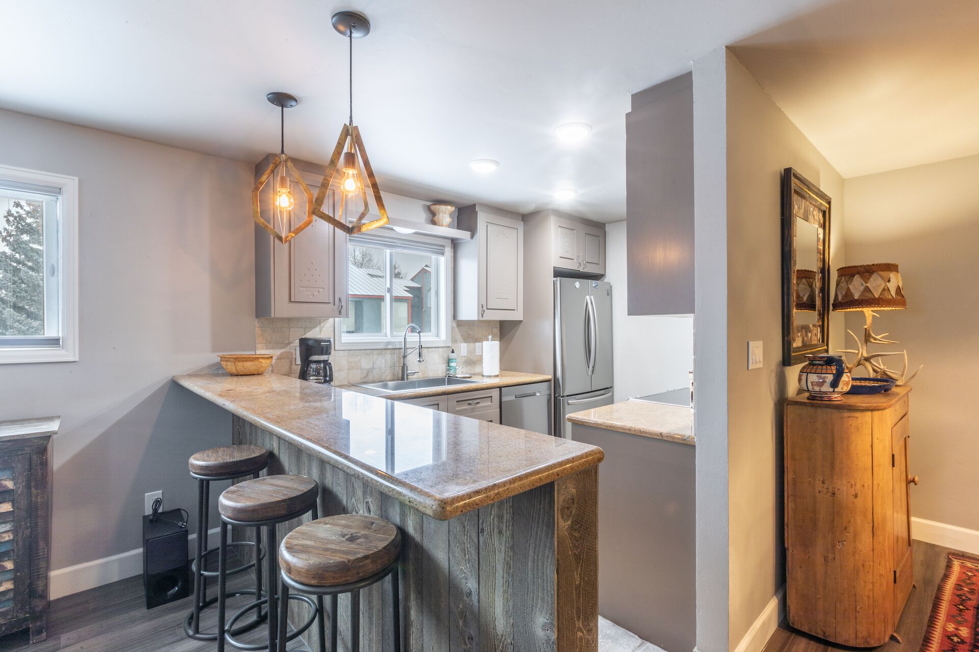 Jääkaappi, mikroaaltouuni, uuni, liesi