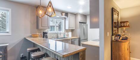 Jääkaappi, mikroaaltouuni, uuni, liesi