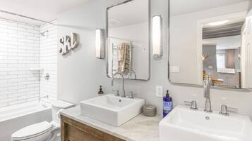 Combined shower/tub, hair dryer, towels