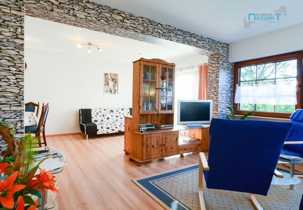 Fernseher, DVD-Player, Bücher