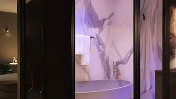 Baignoire, sĂšche-cheveux, bidet, serviettes fournies