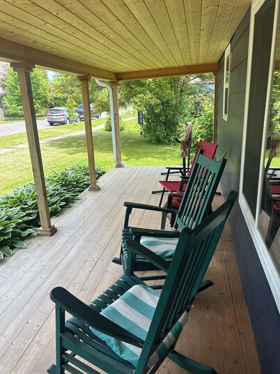 Spacious four bedroom house -walking distance to Lake Superior / Washburn shops