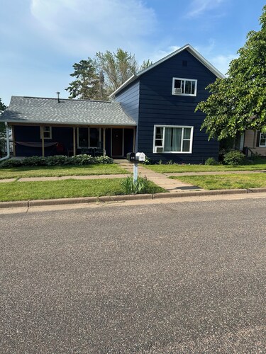 Spacious four bedroom house -walking distance to Lake Superior / Washburn shops