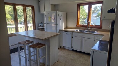 Spacious four bedroom house -walking distance to Lake Superior / Washburn shops