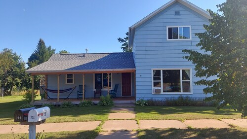 Spacious four bedroom house -walking distance to Lake Superior / Washburn shops