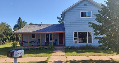 Spacious four bedroom house -walking distance to Lake Superior / Washburn shops