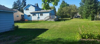 Spacious four bedroom house -walking distance to Lake Superior / Washburn shops