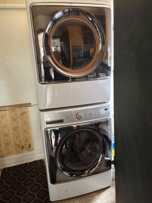 Interior - Spacious four bedroom house -walking distance to Lake Superior / Washburn shops (Washburn)