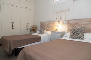 3 slaapkamers, een strijkplank/strijkijzer, internet, beddengoed