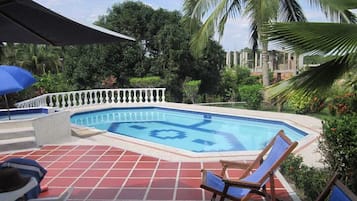 Alberca al aire libre y alberca climatizada