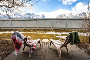 Property grounds - The Norquay | Pet-Friendly 2 Bed + Mtn View (Canmore)