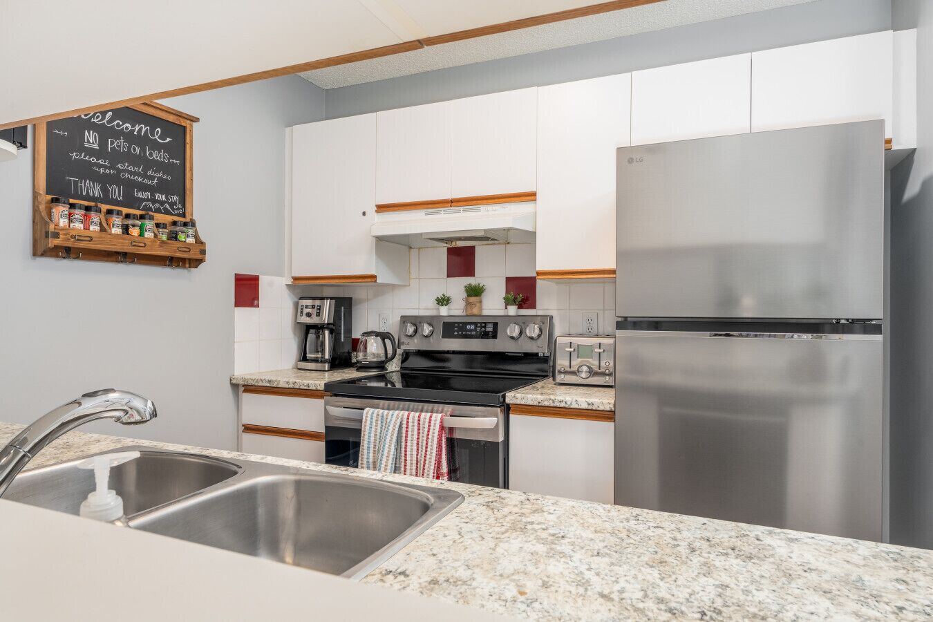 Réfrigérateur, micro-ondes, four, plaque de cuisson