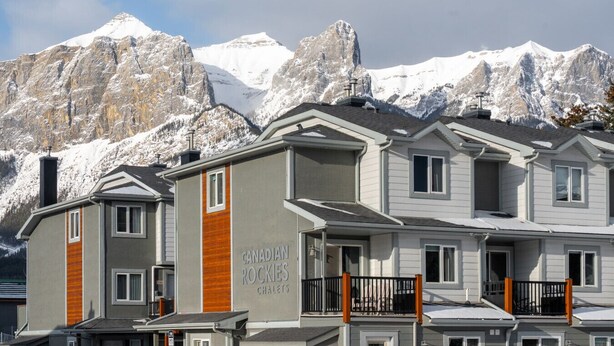 Een meerhoog gebouw met een bord waarop staat: 'Canadian Rockies Chalets'.
