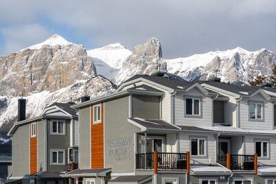 The Norquay | Pet-Friendly 2 Bed + Mtn View