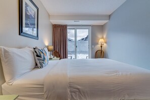 2 bedrooms, desk, travel crib, free WiFi - The Norquay | Pet-Friendly 2 Bed + Mtn View (Canmore)