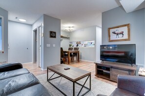 Smart TV, books - The Norquay | Pet-Friendly 2 Bed + Mtn View (Canmore)