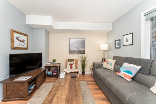 The Norquay | Pet-Friendly 2 Bed + Mtn View