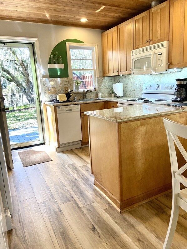 Microondas, parrilla de estufa, lavavajillas y cafetera y tetera 