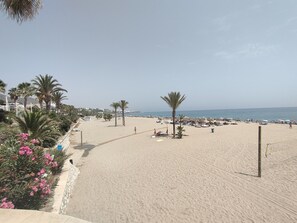 Plage, chaises longues